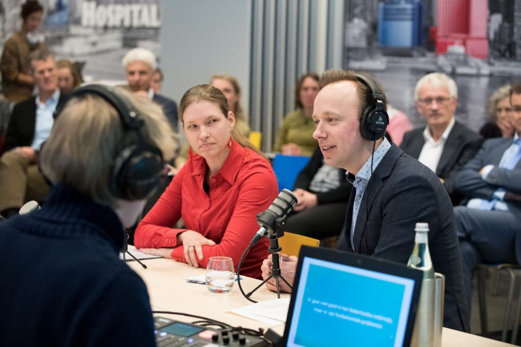 Podcast wordt opgenomen aan tafel